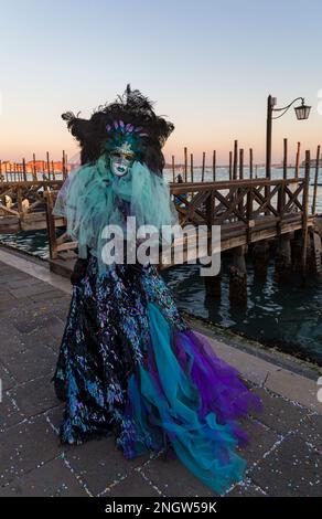 Karnevalsbesucher gekleidet in prächtigen Kostümen und Maske während des Karnevals 2023 in Venedig am Markusplatz, Venedig, Italien im Februar Stockfoto