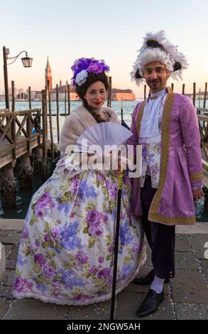 Karnevalsbesucher, gekleidet in prächtigen Kostümen während des Karnevals 2023 in Venedig, am Markusplatz, Venedig, Italien im Februar Stockfoto