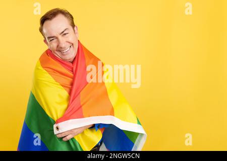 Ein glücklicher, reifer Mann mit einer lgbt-Flagge Stockfoto