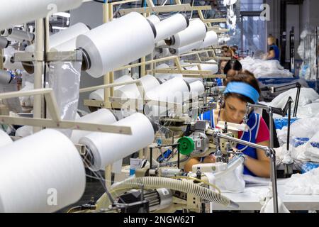 Grodno, Weißrussland - 22. November 2017: Die Frauen sind in der Schneiderei der Strumpfhose in JLLC Conte Spa beschäftigt. Stockfoto