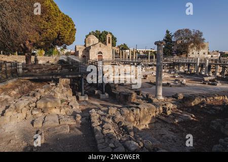 Überreste des Chrysopolitissa-Komplexes mit der Agia Kyriaki-Kirche in Paphos, Zypern Inselland Stockfoto