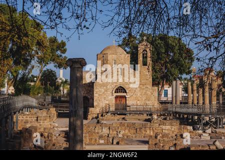 Agia Kyriaki Chrysopolitissa Kirche und Überreste des Atriums im archäologischen Komplex Chrysopolitissa in Paphos Stadt, Zypern Inselland Stockfoto