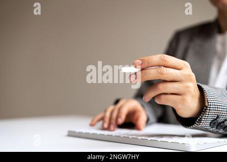 Digitaler Eingabestift in der Hand der Frau, Signieren virtueller Dokumente, Platz für Infografik mit Photomontage-Einsätzen. Stockfoto