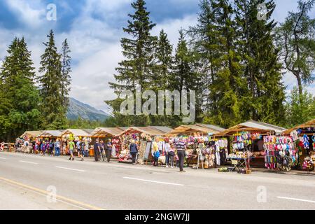 Souvenirläden am Anfang des Popradske Pleso Trails in Strbske Pleso, Slowakei Stockfoto