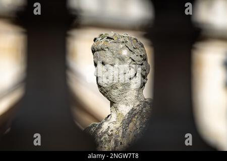 Nahaufnahme der römischen Statue auf der Terrasse der römischen Bäder, Bath, Somerset, Großbritannien am 19. Februar 2023 Stockfoto