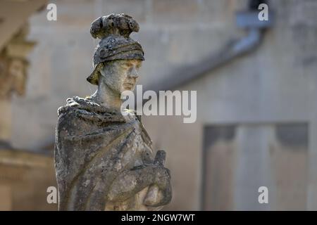 Nahaufnahme der römischen Statue auf der Terrasse der römischen Bäder, Bath, Somerset, Großbritannien am 19. Februar 2023 Stockfoto