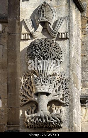 Steinschnitzerei an der Westfront von Bath Abbey - eine bildliche Darstellung von Bischof Oliver King - in Bath, Somerset, Großbritannien, am 19. Februar 2023 Stockfoto