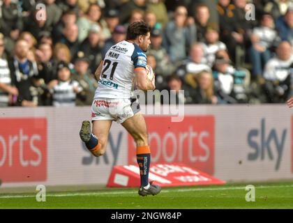 Hull, UK. 19. Februar 2023. Jake Mamo von Castleford Tigers Running the Wing Hull FC gegen Castleford Tigers, im MKM Stadium, Hull, West Yorkshire, Großbritannien, am 19. Februar 2023 in Runde 1 des Betfred Super League Photo Credit Craig Cresswell Photography Credit: Craig Cresswell/Alamy Live News Stockfoto