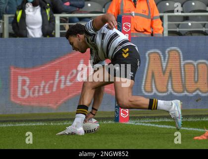 Hull, UK. 19. Februar 2023. Darnell McIntosh vom Hull FC erhält am 19. Februar 2023 in Runde 1 des Betfred Super League Photo Credit Craig Cresswell Photography Credit: Craig Cresswell/Alamy Live News im MKM Stadium, Hull, West Yorkshire, Großbritannien, einen Probeversuch zwischen Hull FC und Castleford Tigers Stockfoto