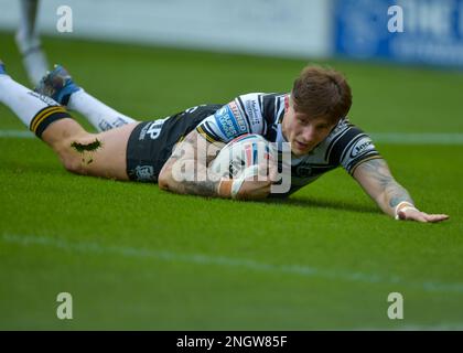 Hull, UK. 19. Februar 2023. Liam Sutcliffe vom Hull FC erhält am 19. Februar 2023 in Runde 1 des Betfred Super League Photo Credit Craig Cresswell Photography Credit: Craig Cresswell/Alamy Live News im MKM Stadium, Hull, West Yorkshire, Großbritannien, einen Probeversuch zwischen Hull FC und Castleford Tigers Stockfoto