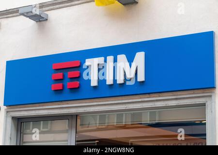 Bergamo, Italien - 30. September 2022: Logo und Zeichen des italienischen Telekommunikationsunternehmens Tim S.P.A. Telecom Italia). Stockfoto