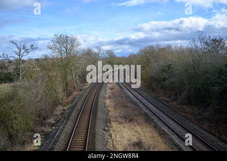 Blick auf Eisenbahngleise, die in der Ferne verschwinden Stockfoto