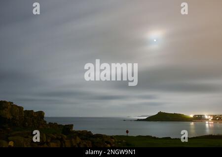 Bewölkte Nacht, Porthmeor Stockfoto