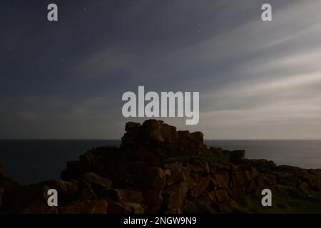 Männerkopf, bewölkte Nacht Stockfoto