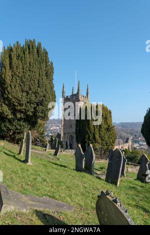 Die mittelalterliche Kirche St. Giles, eingebettet an den Hängen eines Hügels in der Stadt Matlock in Derbyshire Dales Stockfoto