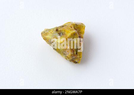 Seltener Felsblock, Opal, mineralisch, weißer Hintergrund. Opal ist eine hydrierte amorphe Form von Kieselgel Stockfoto