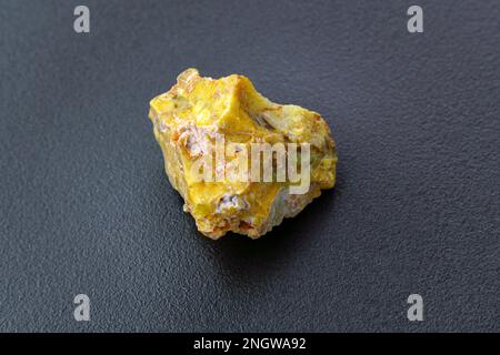 Seltener Felsblock, Opal, mineralisch, schwarzer Hintergrund. Opal ist eine hydrierte amorphe Form von Kieselgel Stockfoto