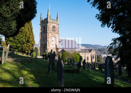 Die mittelalterliche Kirche St. Giles, eingebettet an den Hängen eines Hügels in der Stadt Matlock in Derbyshire Dales Stockfoto