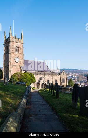 Die mittelalterliche Kirche St. Giles, eingebettet an den Hängen eines Hügels in der Stadt Matlock in Derbyshire Dales Stockfoto