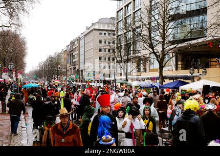 Traditionelles Kö-Treiben an der Königsallee bei Regen, Straßenkarneval in Düsseldorf Stockfoto