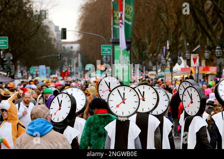 Traditionelles Kö-Treiben an der Königsallee bei Regen, Straßenkarneval in Düsseldorf Stockfoto