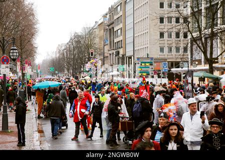 Traditionelles Kö-Treiben an der Königsallee bei Regen, Straßenkarneval in Düsseldorf Stockfoto