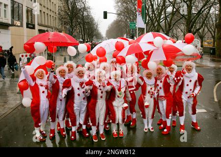 Traditionelles Kö-Treiben an der Königsallee bei Regen, Straßenkarneval in Düsseldorf Stockfoto