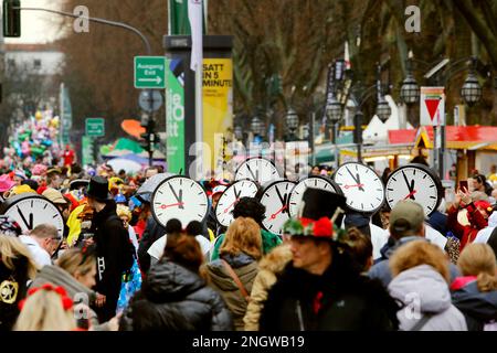 Traditionelles Kö-Treiben an der Königsallee bei Regen, Straßenkarneval in Düsseldorf Stockfoto