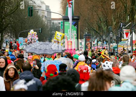 Traditionelles Kö-Treiben an der Königsallee bei Regen, Straßenkarneval in Düsseldorf Stockfoto