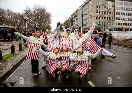 Traditionelles Kö-Treiben an der Königsallee bei Regen, Straßenkarneval in Düsseldorf Stockfoto