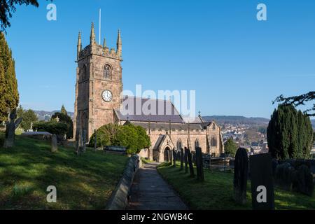 Die mittelalterliche Kirche St. Giles, eingebettet an den Hängen eines Hügels in der Stadt Matlock in Derbyshire Dales Stockfoto