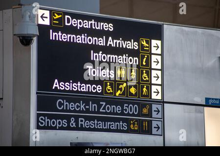 Hinweisschild - Stansted Airport, UK. Kredit: Sinai Noor/Alamy Stockfoto