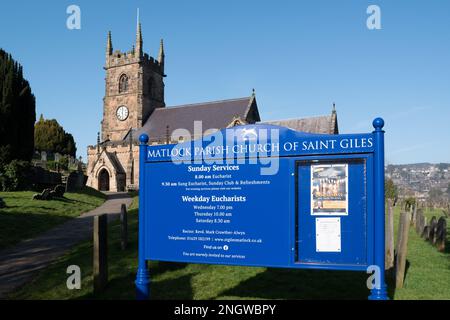 Die mittelalterliche Kirche St. Giles, eingebettet an den Hängen eines Hügels in der Stadt Matlock in Derbyshire Dales Stockfoto