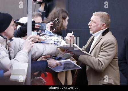 Boris Becker mit Fans, die anlässlich der „Boom Boom The World vs Boris Becker“-Fotokonferenz im Hotel Grand Hyatt anlässlich der Berlinale International 73 ankommen Stockfoto