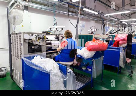 Grodno, Weißrussland - 22. November 2017: Die Frauen sind in der Schneiderei der Strumpfhose in JLLC Conte Spa beschäftigt. Stockfoto