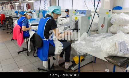 Grodno, Weißrussland - 22. November 2017: Die Frauen sind in der Schneiderei der Strumpfhose in JLLC Conte Spa beschäftigt. Stockfoto