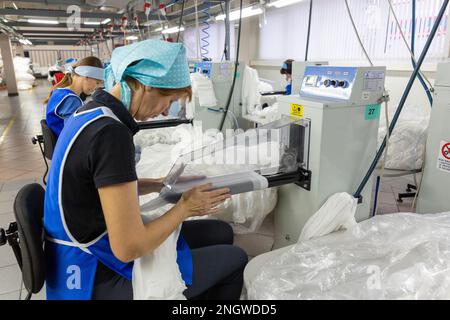 Grodno, Weißrussland - 22. November 2017: Die Frauen sind in der Schneiderei der Strumpfhose in JLLC Conte Spa beschäftigt. Stockfoto