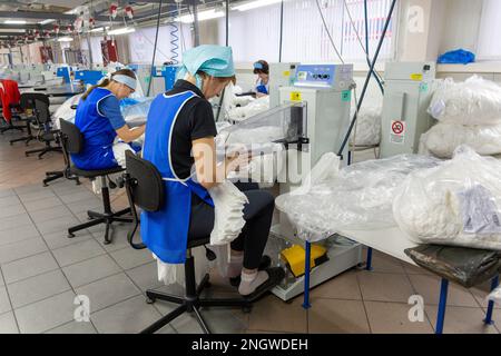 Grodno, Weißrussland - 22. November 2017: Die Frauen sind in der Schneiderei der Strumpfhose in JLLC Conte Spa beschäftigt. Stockfoto