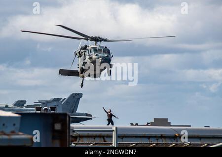 221127-N-RQ159-1045 PHILIPPINE SEA (27. Nov. 2022) ein MH-60s Sea Hawk, angeschlossen an die Golden Falcons of Helicopter Sea Combat Squadron (HSC) 12, startet vom Flugdeck der USA Der einzige vorwärtsgesetzte Flugzeugträger der Navy, USS Ronald Reagan (CVN 76), in der Philippinischen See, November 27. HSC 12, ursprünglich am 7. März 1952 als Helicopter Anti-Submarine Squadron (HS) 2 gegründet, ist das älteste aktive Marinehubschrauber-Geschwader-Geschwader. Ronald Reagan, das Flaggschiff der Carrier Strike Group 5, stellt eine kampfbereite Truppe bereit, die die Vereinigten Staaten schützt und verteidigt und Alliance unterstützt Stockfoto