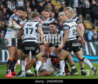 Hull, UK. 19. Februar 2023. Die Mannschaft des Hull FC feiert am 19. 19. Februar 2023 2023 (Foto von James Heaton/News Images) in Hull, Vereinigtes Königreich, einen Besessenwechsel beim Spiel der Betfred Super League Round 1 Hull FC gegen Castleford Tigers im MKM Stadium, Hull, Vereinigtes Königreich, am 2. Februar (Foto von James Heaton/News Images). (Foto: James Heaton/News Images/Sipa USA) Guthaben: SIPA USA/Alamy Live News Stockfoto