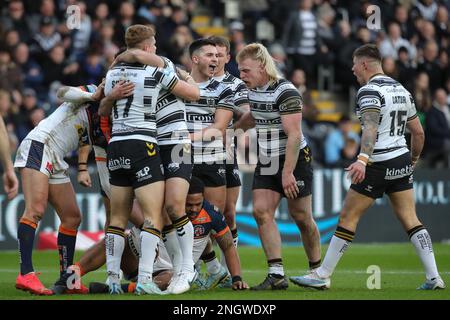 Hull, UK. 19. Februar 2023. Die Mannschaft des Hull FC feiert am 19. 19. Februar 2023 2023 (Foto von James Heaton/News Images) in Hull, Vereinigtes Königreich, einen Besessenwechsel beim Spiel der Betfred Super League Round 1 Hull FC gegen Castleford Tigers im MKM Stadium, Hull, Vereinigtes Königreich, am 2. Februar (Foto von James Heaton/News Images). (Foto: James Heaton/News Images/Sipa USA) Guthaben: SIPA USA/Alamy Live News Stockfoto