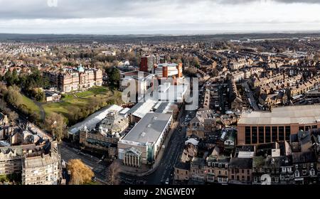 Ein Luftblick auf die North Yorkshire Spa Town von Harrogate mit der viktorianischen Architektur des Majestic Hotel and Conference Centre Stockfoto