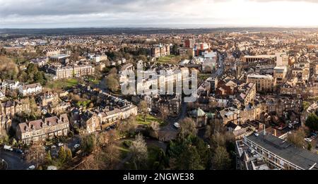 Der North Yorkshire Spa Town of Harrogate mit dem Harrogate Conference Centre und dem Majestic Hotel im Theaterviertel aus der Vogelperspektive Stockfoto