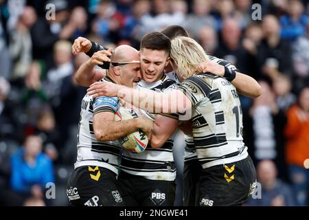 Danny Houghton vom Hull FC feiert mit Ben McNamara und Brad Fash, nachdem er während des Spiels der Betfred Super League im MKM Stadium, Hull, ein Tor geschossen hat. Foto: Sonntag, 19. Februar 2023. Stockfoto