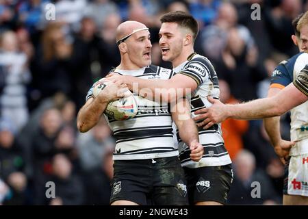 Danny Houghton vom Hull FC feiert mit Ben McNamara, nachdem er während des Spiels der Betfred Super League im MKM Stadium, Hull, ein Tor geschossen hat. Foto: Sonntag, 19. Februar 2023. Stockfoto