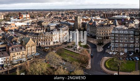 Ein Luftblick auf die North Yorkshire Spa Town in Harrogate mit der viktorianischen Architektur von Betty's Tea Rooms und war Memorial Stockfoto