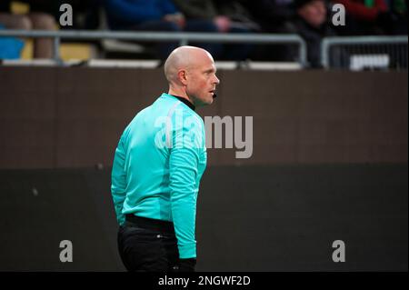 Göteborg, Schweden. 19. Februar 2023 Stellvertretender Schiedsrichter Daniel Ekman während des Bühnenspiels der Swedish Cup Group zwischen GAIS und IFK Norrkoping am 19. Februar 2023 in Göteborg. Kredit: Oskar Olteus / Alamy Live News Stockfoto