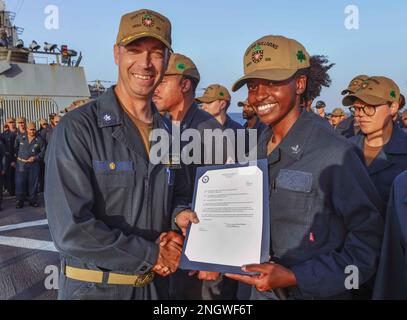 221127-N-RT917-1004 SEELEUTE AM ARABISCHEN GOLF (27. November 2022) posieren für ein Foto an Bord der Guided-Missile Destroyer USS The Sullivans (DDG 68) am 27. November im Arabischen Golf. Die Sullivans werden im US-Flottengebiet 5. eingesetzt, um die Sicherheit und Stabilität der Seeschifffahrt im Nahen Osten zu gewährleisten. Stockfoto