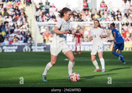 Coventry, Großbritannien. 19. Februar 2023. Coventry, England, Februar 19. 2023: Niamh Charles (19 England) auf dem Ball während des Fußballspiels des Arnold Clark Cup zwischen England und Italien in der Coventry Building Society Arena in Coventry, England (Natalie Mincher/SPP). Kredit: SPP Sport Press Photo. Alamy Live News Stockfoto