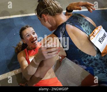 APELDOORN - Femke Bol mit Weltrekord in den 400m Jahren am zweiten Tag der niederländischen Hallenathletik-Meisterschaft. Rechts, Lieke Klaver. ANP OLAF KRAAK Stockfoto